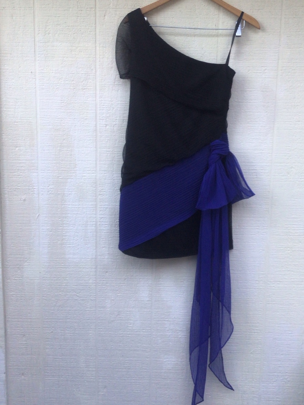 BCBGeneration pleated one sleeve mini bow sash dress black blue